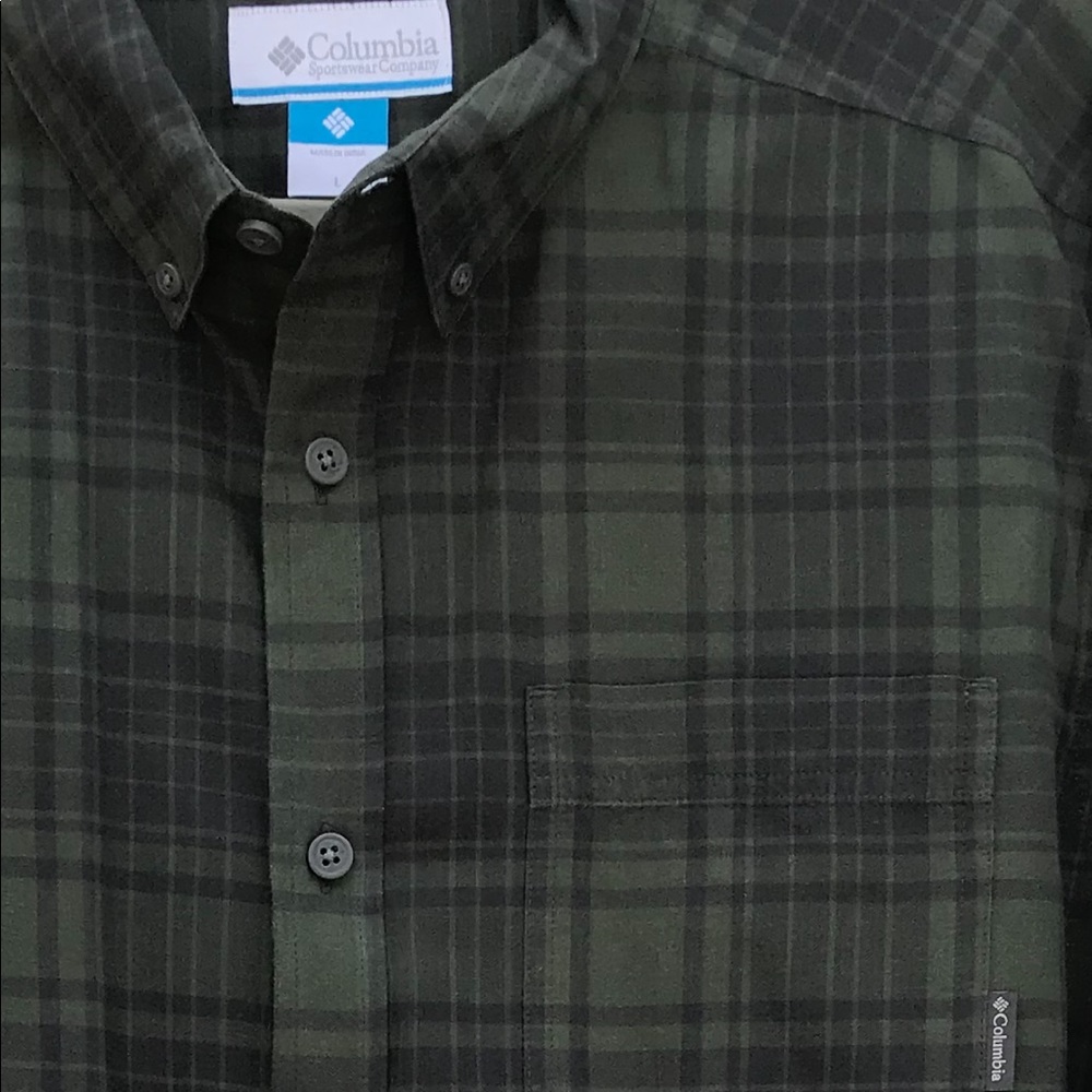 Columbia Men’s long sleeve, Large,hunter green.$18